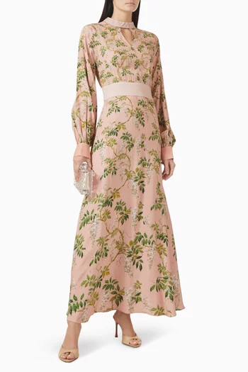 فستان طويل مزين بفتحة ونقشة