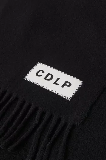 وشاح بحواف منسلة صوف