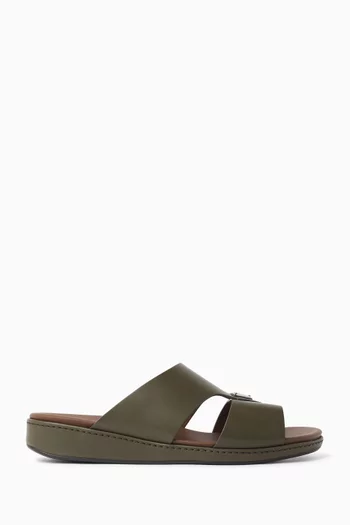 حذاء مفتوح بشعار الماركة جلد