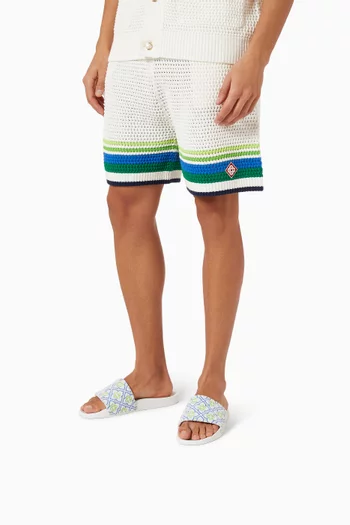 حذاء مفتوح لحمام السباحة بأحرف الماركة