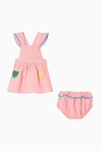 فستان مزين بزهرة توليب ووجه مبتسم