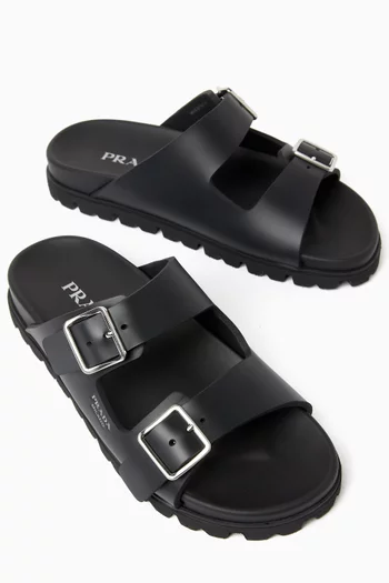 حذاء مفتوح بشعار الماركة مطاط