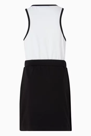 فستان بشعار الماركة