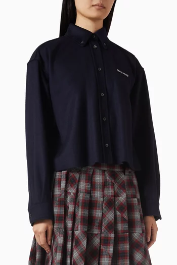 قميص مطرز بشعار الماركة مخمل