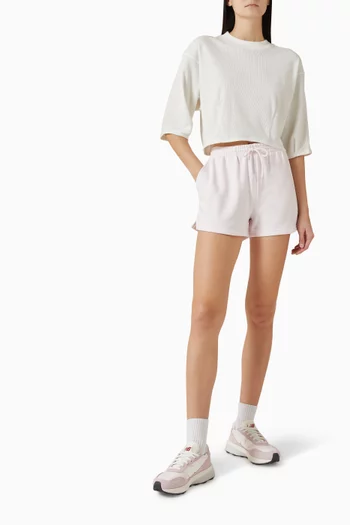 بلوزة بأكمام قصيرة وتصميم يأخذ شكل الجسم