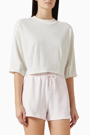 بلوزة بأكمام قصيرة وتصميم يأخذ شكل الجسم