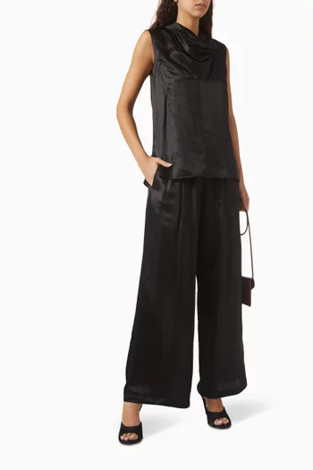 بلوزة بوشاح وياقة عالية