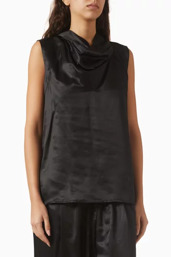 بلوزة بوشاح وياقة عالية