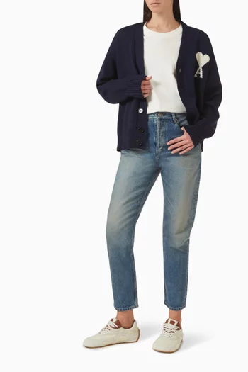 كارديغان بشعار الماركة بلون مغاير