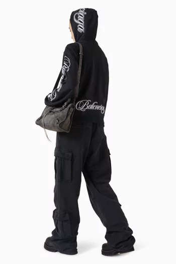 كنزة بغطاء رأس بسحّاب وشعار الماركة بحروف متصلة صوف قطني