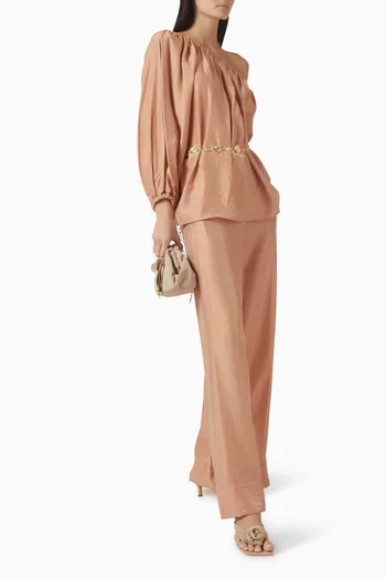 بلوزة بسلسلة وأكتاف مكشوفة