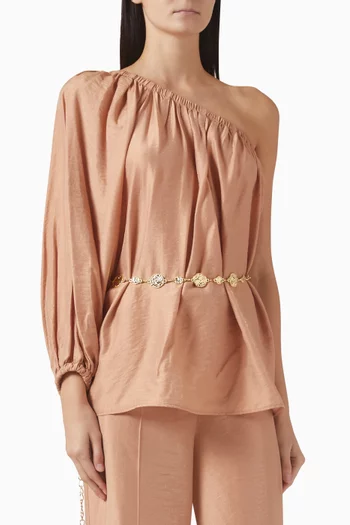 بلوزة بسلسلة وأكتاف مكشوفة