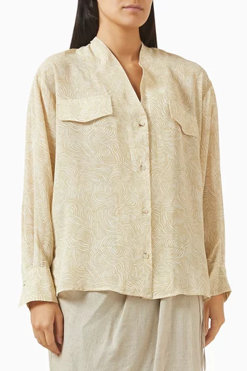 قميص بجيوب خارجية ونقشة