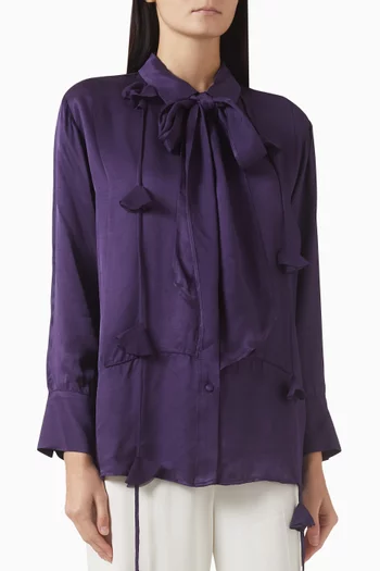 قميص برباط بعقدة وشرّابات