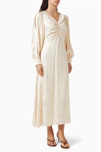 فستان طويل بكشكش على الصدر