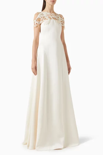 فستان طويل بتطريزات هندسية