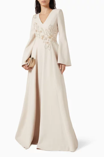 فستان مزين بكشكش وتطريزات