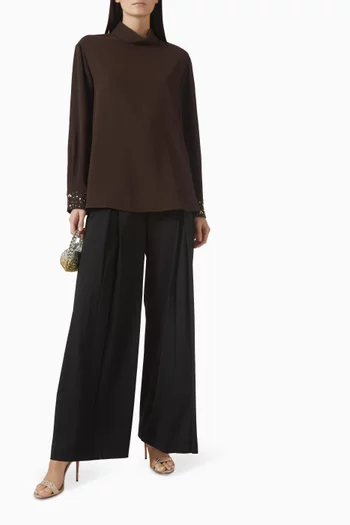 بلوزة بياقة عالية