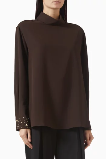 بلوزة بياقة عالية