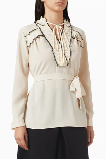 بلوزة بأكمام طويلة وكشكش