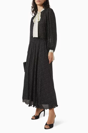 تنورة بطيّات ونقشة