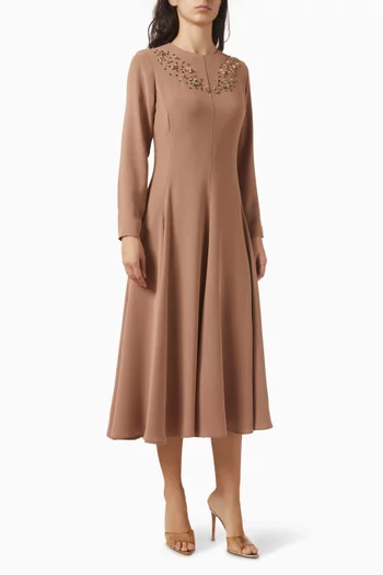 فستان مقسم لأجزاء ومطرز