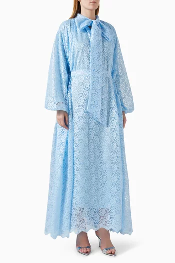 فستان طويل بفتحة رقبة بوشاح