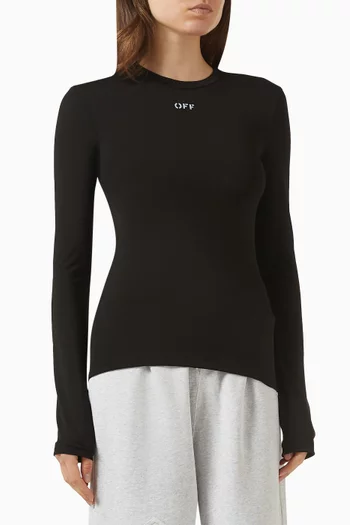 بلوزة بقصة ضيقة وشعار الماركة