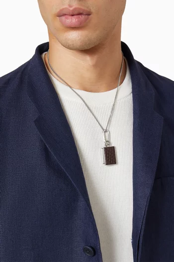 قلادة بدلاية على شكل شارة بشعار النسر معدن