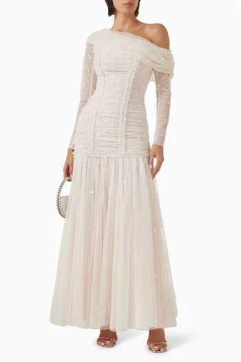 فستان سهرة جيجي بكشكش وكتف مكشوف ونقشة منقطة