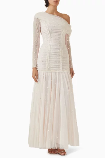 فستان سهرة جيجي بكشكش وكتف مكشوف ونقشة منقطة