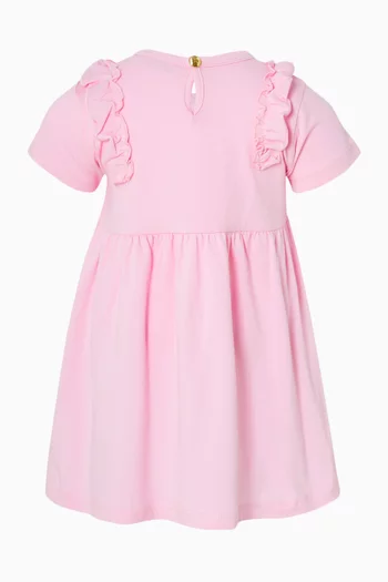 فستان بكشكش وشعار الماركة