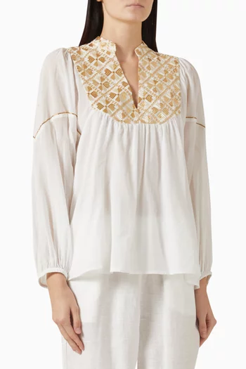بلوزة مزينة بتطريزات