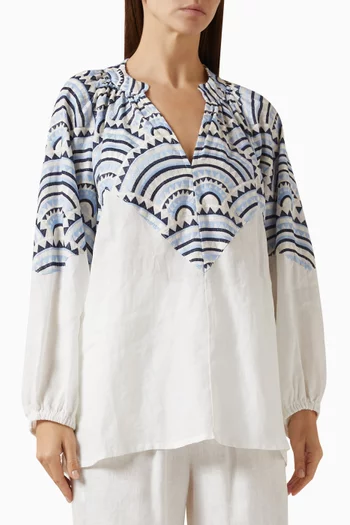 بلوزة مزينة بتطريزات