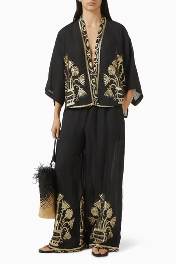 بلوزة مزينة بتطريزات