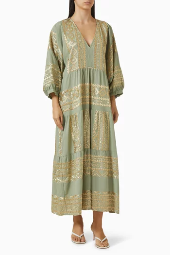 فستان طويل مزين بتطريزات