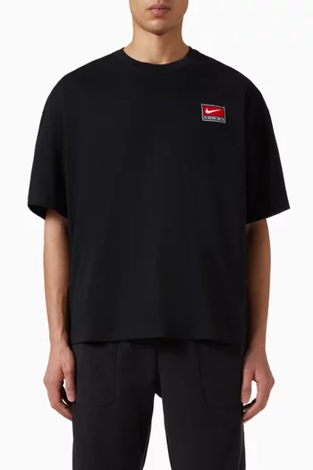 تي شيرت بقصة مربعة وشعار الماركة قطن