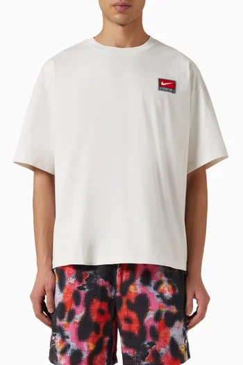 تي شيرت بقصة مربعة وشعار الماركة قطن