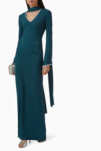 فستان بوشاح وطيّات مزين بتطريزات باللؤلؤ