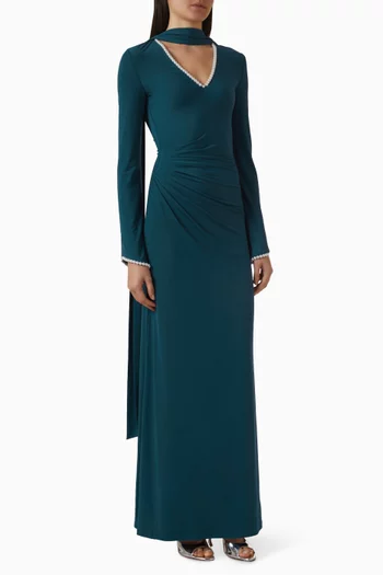 فستان بوشاح وطيّات مزين بتطريزات باللؤلؤ