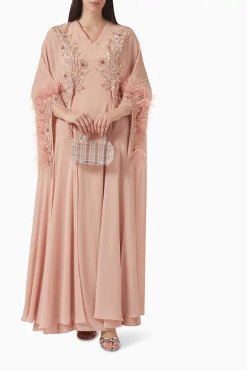 قفطان بأشرطة مزينة بالريش