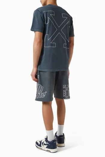 تي شيرت بقصة ضيقة وشعار الأسهم قطن