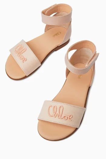 صندل بشعار الماركة بملمس بارز جلد