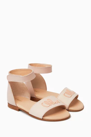 صندل بشعار الماركة بملمس بارز جلد