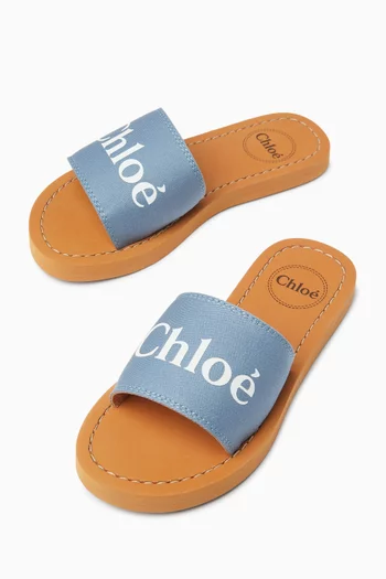 حذاء مفتوح بطبعة شعار الماركة