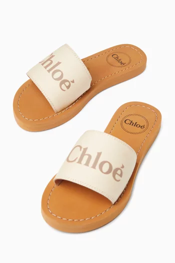 حذاء مفتوح بطبعة شعار الماركة