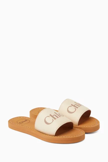 حذاء مفتوح بطبعة شعار الماركة