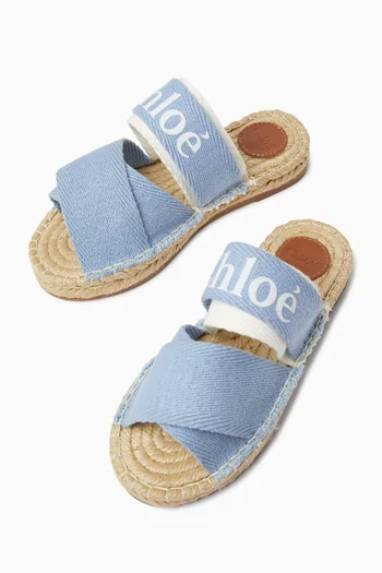 حذاء مفتوح بطبعة شعار الماركة