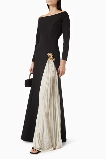 فستان طويل بأكتاف مكشوفة