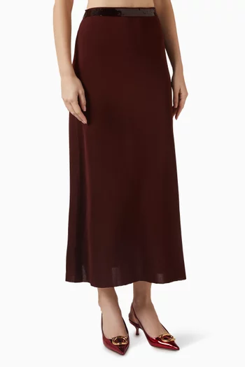 تنورة منسوجة مزينة بتطريزات بالترتر